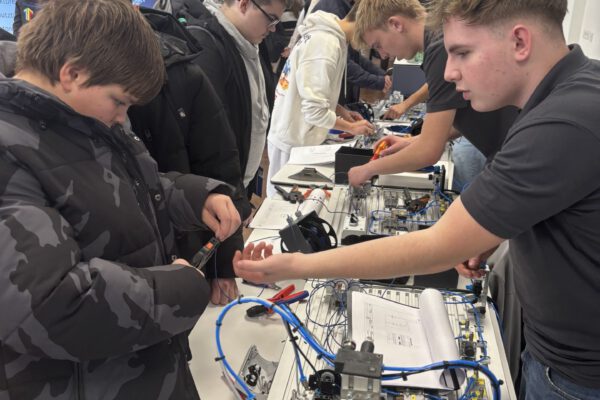 Schüler lernen vor Ort Berufe kennen